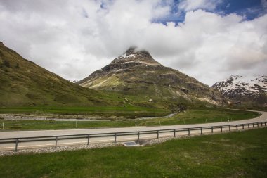 Bir yol ile swiss alps İsviçre muhteşem manzara