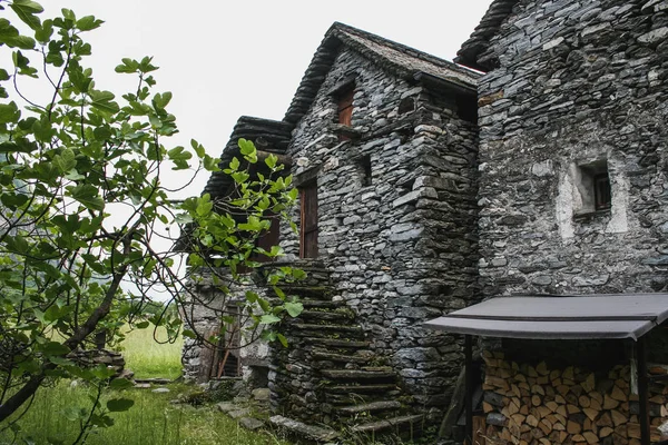 Старые дома в долине Маджиа, часть Швейцарии — стоковое фото