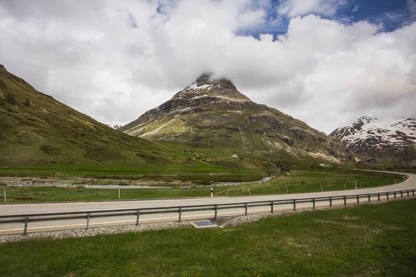 一条路的梦幻般的风景在瑞士与瑞士阿尔卑斯 — 图库照片