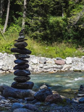 Taş oluşumları Rosenlaui Val İsviçre dağlarında bir Nehri üzerinde
