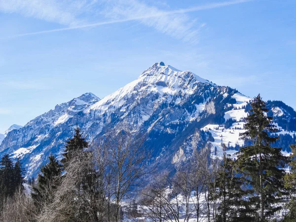 Montanhas cobertas de neve perto de frutigen na Suíça — Fotografia de Stock