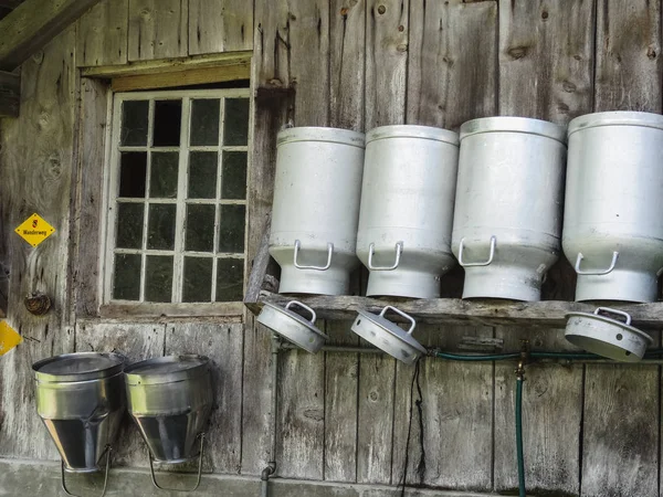 Botellas de leche en una granja en el valle de Rosenlaui en el alp suizo —  Fotos de Stock