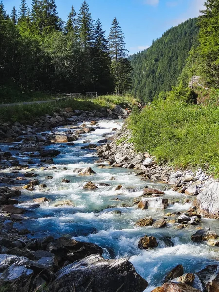 スイスの山 Rosenlaui 谷川 — ストック写真