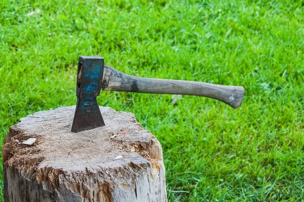 Oude vintage bijl zit vast in een stuk hout log — Stockfoto