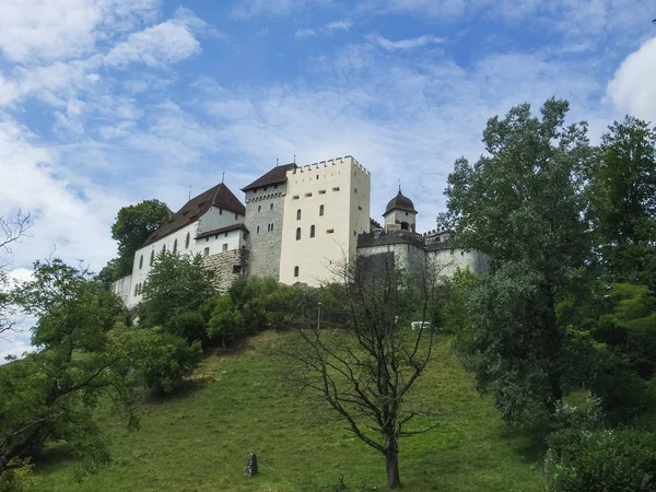 Vista al castillo en Lenzburg cerca de zurich — Foto de Stock