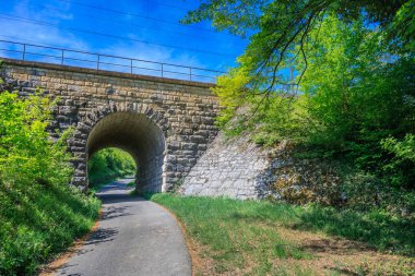 eski bir tünel üzerinden tren seyahat görüntüleme