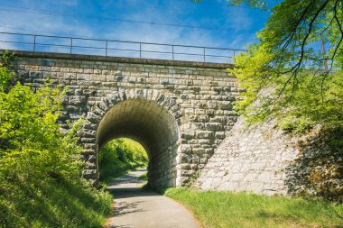 eski bir tünel üzerinden tren seyahat görüntüleme