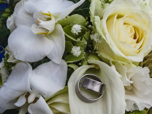 Due Fedi Nuziali Argento Con Gemme Bouquet Rose Cremose Vicino — Foto Stock