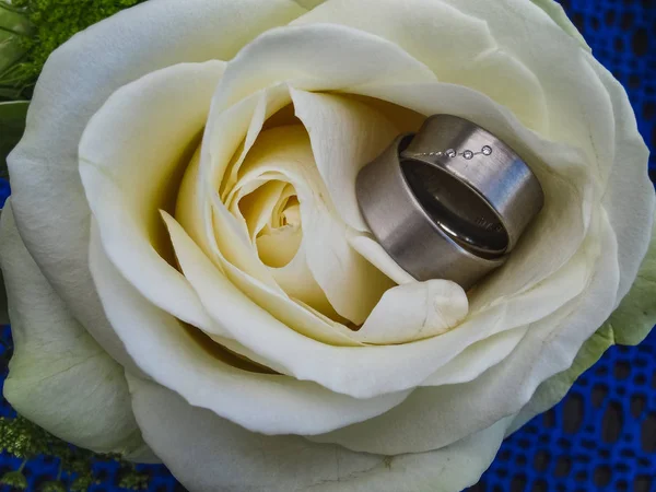 Due Fedi Nuziali Argento Con Gemme Bouquet Rose Cremose Vicino — Foto Stock