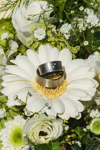 Dvě Stříbrné Snubní Prsteny Kameny Krémové Růže Svatební Kytice Zblízka — Stock fotografie