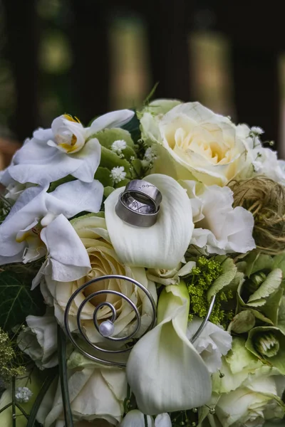 Due Fedi Nuziali Argento Con Gemme Bouquet Rose Cremose Vicino — Foto Stock