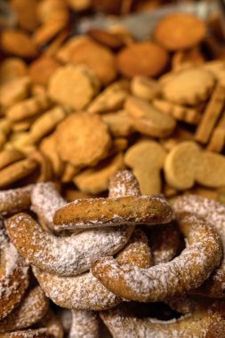 farklı el yapımı Noel kurabiyeleri tüketime hazır.