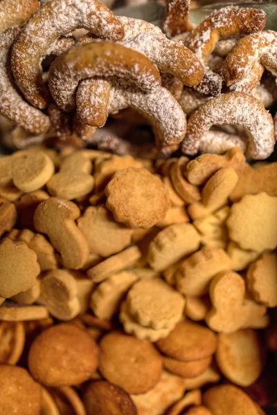 Diferentes galletas de Navidad hechas a mano listas para el consumo —  Fotos de Stock