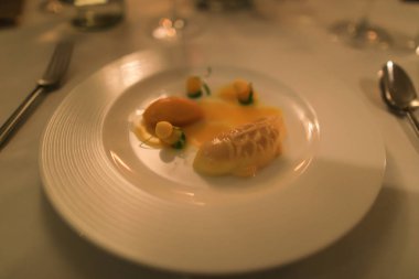 Akşam yemeği, mango, vanilya ve tutku meyvesi.