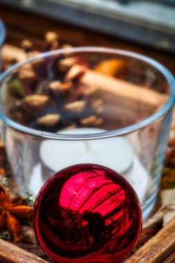 Çam kozalakları ve mumlarla renkli Noel süslemeleri.