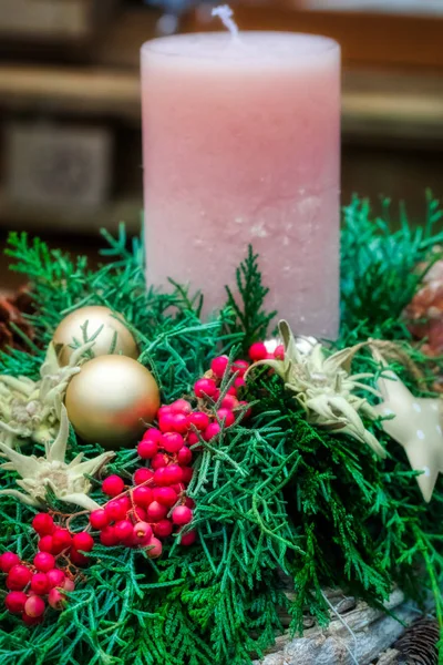 Barevné vánoční dekorace s borovicovými šiškami a svíčkami — Stock fotografie