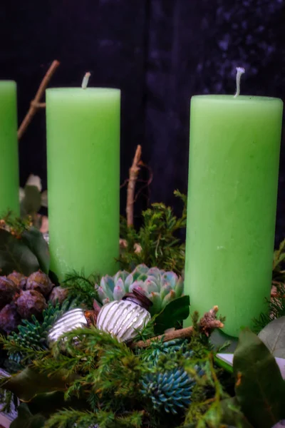 Fargerik julepynt med kongler og stearinlys – stockfoto