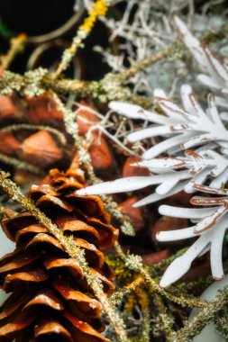 Çam kozalaklarından yapılmış güzel bir Noel süsü.