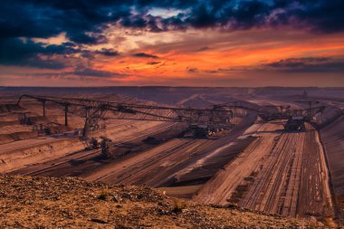 Boxberg yakınlarındaki Lusatian linyit madeninde büyük bir kömür kazıcısı