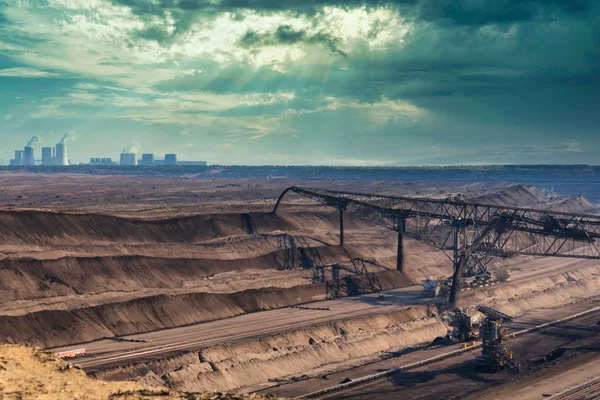 Boxberg yakınlarındaki Lusatian linyit madeninde büyük bir kömür kazıcısı
