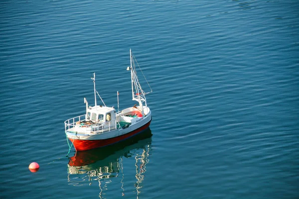 Rode vissersboot afgemeerd in de fjord in Noorwegen, — Stockfoto