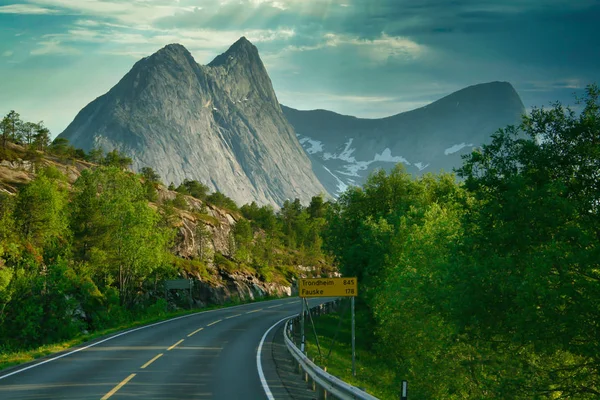 Norveç 'ten geçip, dağlarla birlikte... — Stok fotoğraf