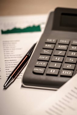 Finansal Çizelge Raporu ile kırmızı kalem ve Hesap Makinesi, İş