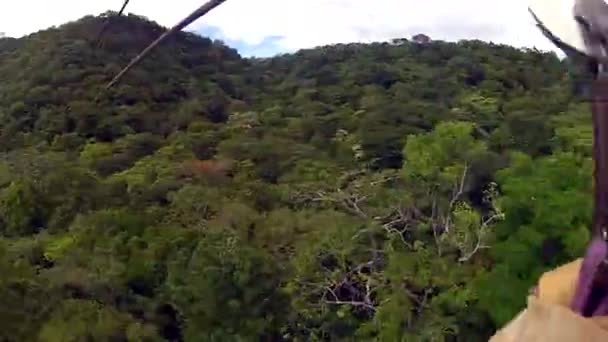 Ziplinen over de jungle van nicaragua — Stockvideo
