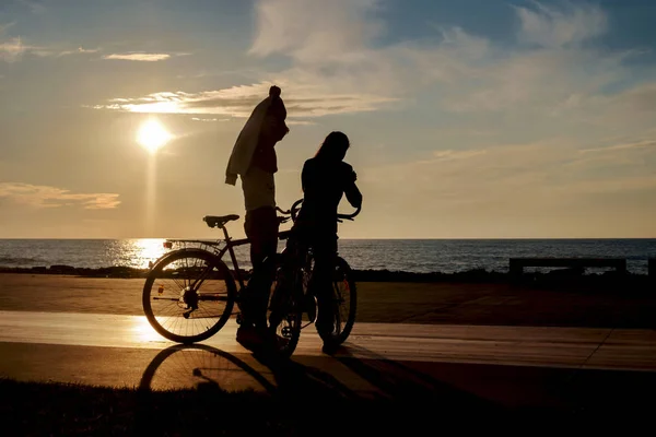 Dwóch Rowerzystów Przerwę Słonecznej Plaży — Zdjęcie stockowe