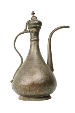 Eski vintage bakır kukuletalı sürahi izole beyaz bir arka plan üzerinde