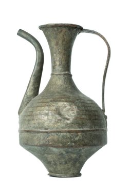 İzole beyaz bir arka plan üzerinde eski vintage bakır sürahi