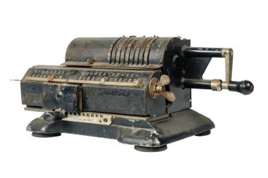 Beyaz bir arka plan, izole eski vintage siyah tezgahta