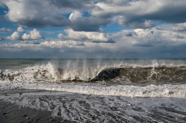 Wellen Strand Mit Bewölktem Himmel — Stockfoto