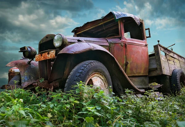 Old Vintage Rustic Red Colored Truck Field Cloudy Sky Background — Stock Photo, Image