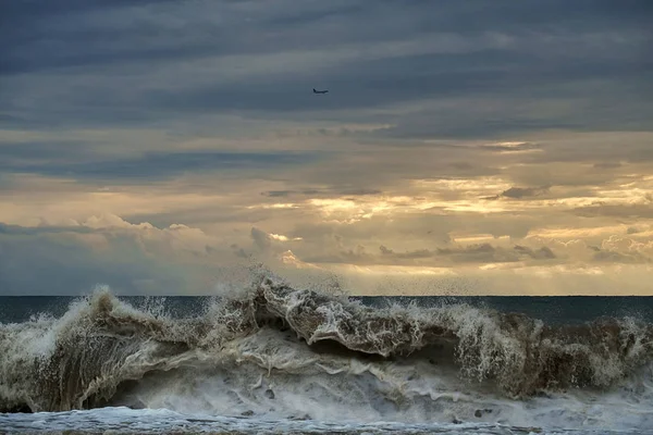 Wellen Strand Mit Bewölktem Himmel Und Flugzeughintergrund — Stockfoto