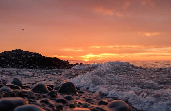 Закат Скалистом Пляже Морскими Волнами Оранжевым Небом — стоковое фото