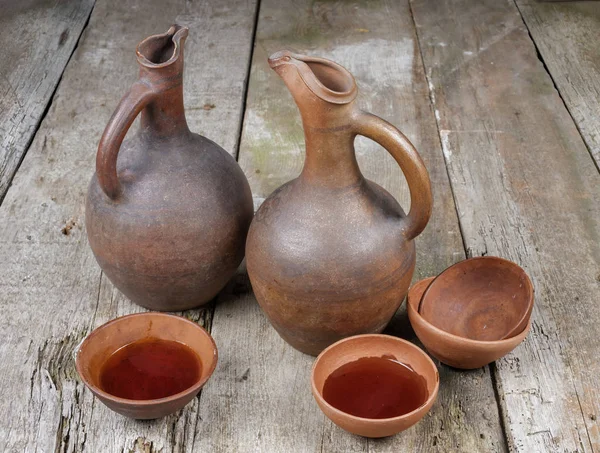 Una Jarra Vino Georgiano Tradicional Conjunto Tazas Arcilla Una Mesa — Foto de Stock