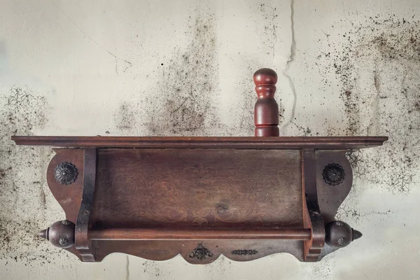 さびた背景を持つ茶色ビンテージ木製棚 — ストック写真