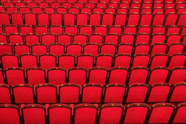 Kırmızı koltuklarda boş: konser salonu