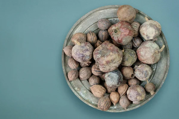 Granatäpplen och walnutes i cupen — Stockfoto