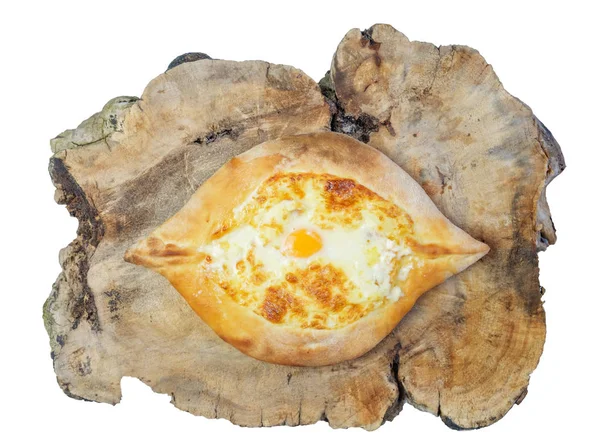 Georgisches Gericht Adjarian Khachapuri Mit Eiern Auf Holzstück Weißer Hintergrund — Stockfoto