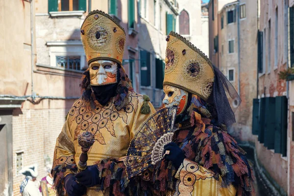 Due mascherato e vestita coppia — Foto Stock