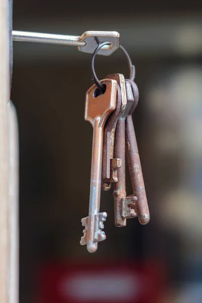 Definir as velhas chaves enferrujadas no buraco da fechadura — Fotografia de Stock