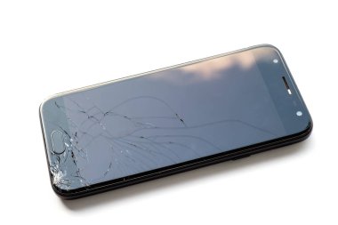 Beyaz arkaplanda kırık ekranlı telefon