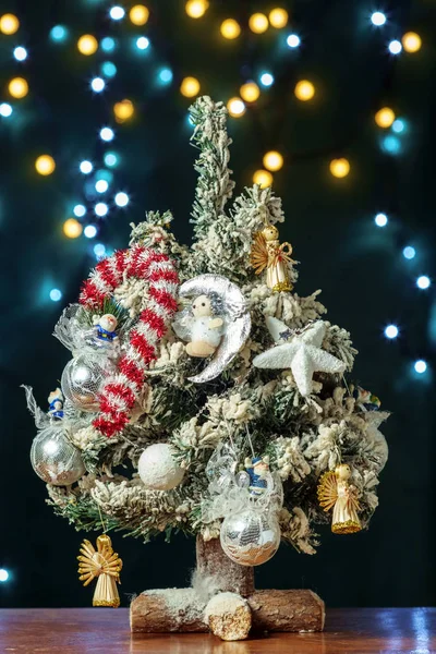 Kleiner geschmückter Weihnachtsbaum — Stockfoto