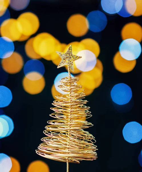Pequeño árbol de Navidad de alambre dorado. Mini árbol de Navidad con bokeh —  Fotos de Stock