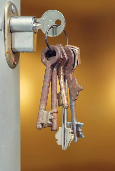 Roestige sleutels in het sleutelgat — Stockfoto