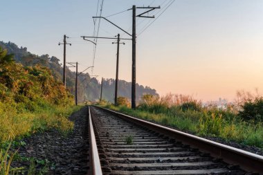 Santrallerden geçen kıyı şeridi boyunca uzanan demiryolu manzarası