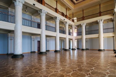 Klasik bir binanın içi. 