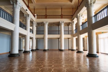 Klasik bir binanın içi. 